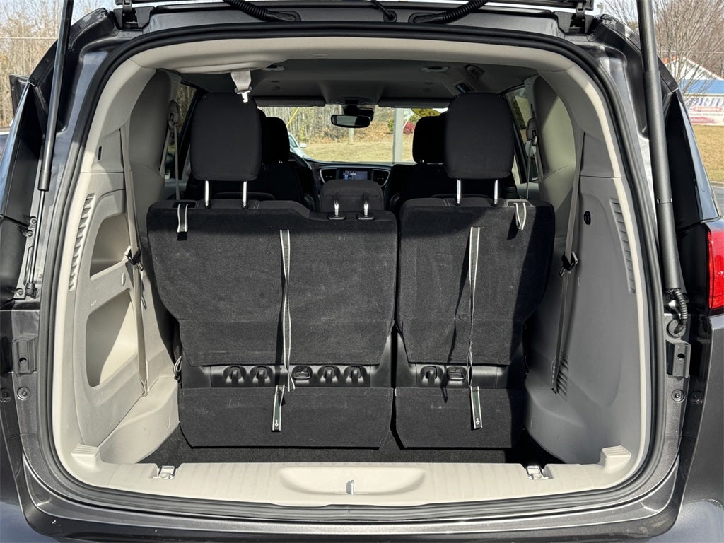 2023 Chrysler Voyager LX