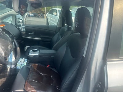 2017 Toyota Prius v Five