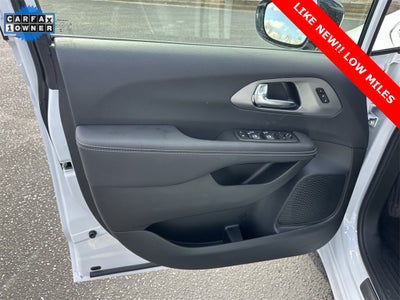 2025 Chrysler Pacifica Select LOW MILES