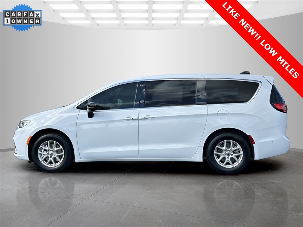 2025 Chrysler Pacifica Select LOW MILES