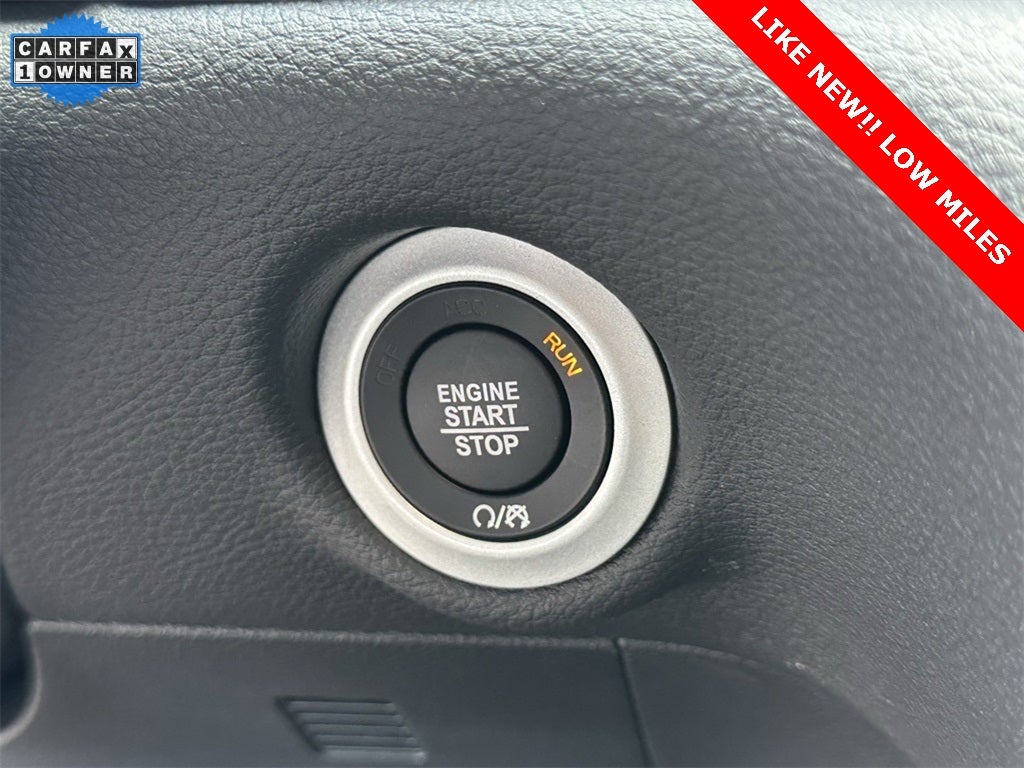 2025 Chrysler Pacifica Select LOW MILES