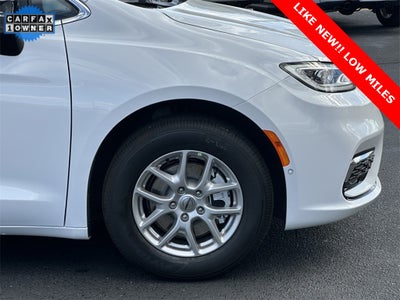 2025 Chrysler Pacifica Select LOW MILES