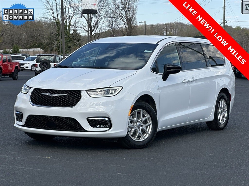 2025 Chrysler Pacifica Select LOW MILES