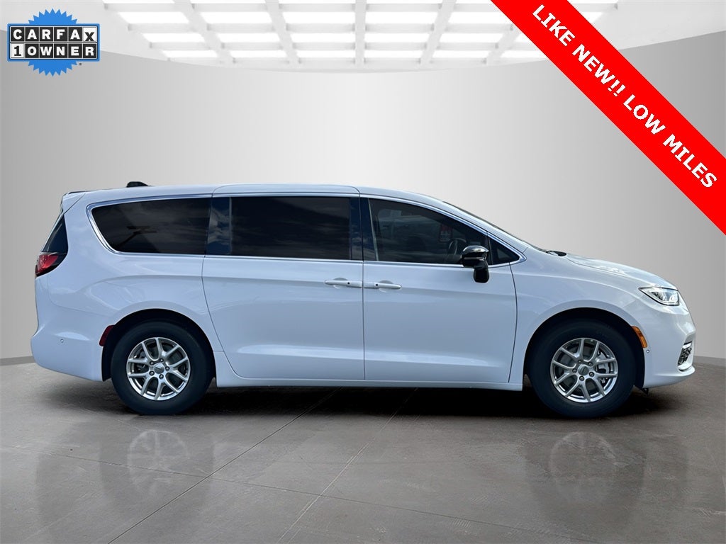 2025 Chrysler Pacifica Select LOW MILES