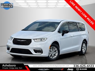 2025 Chrysler Pacifica Select LOW MILES