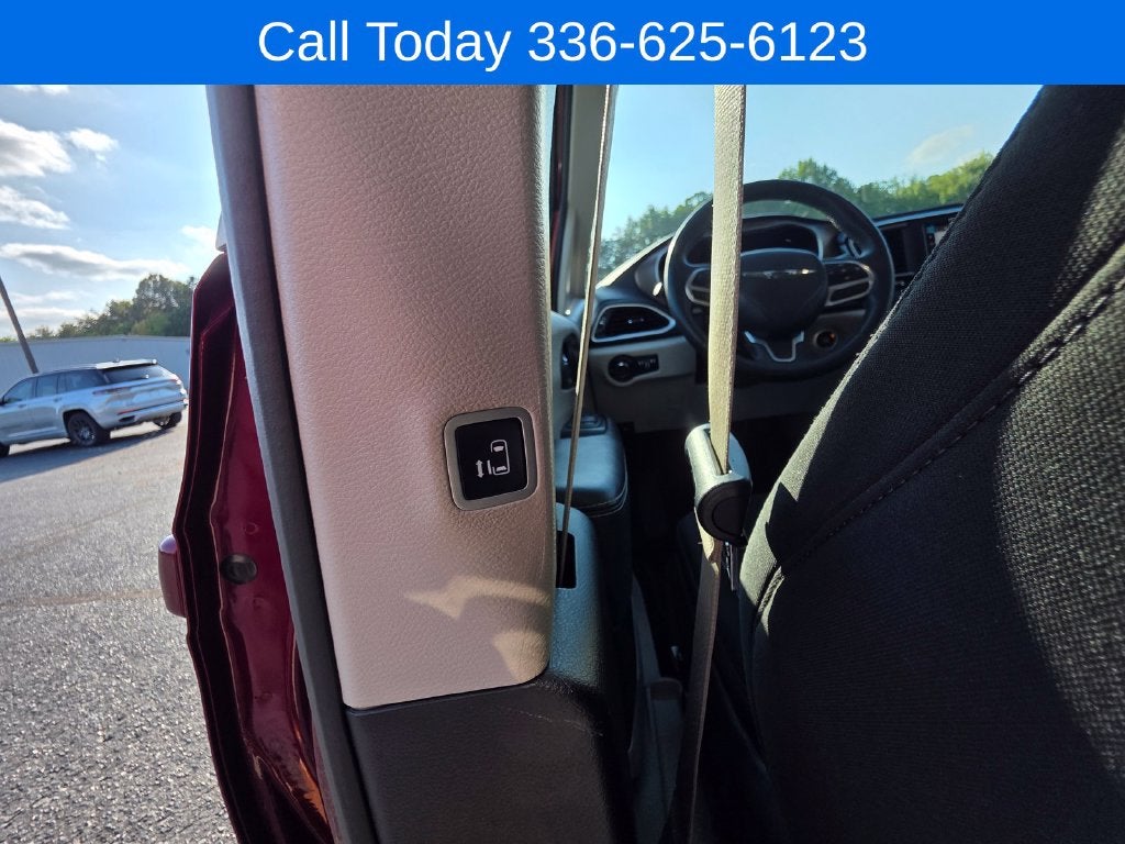 2023 Chrysler Voyager LX